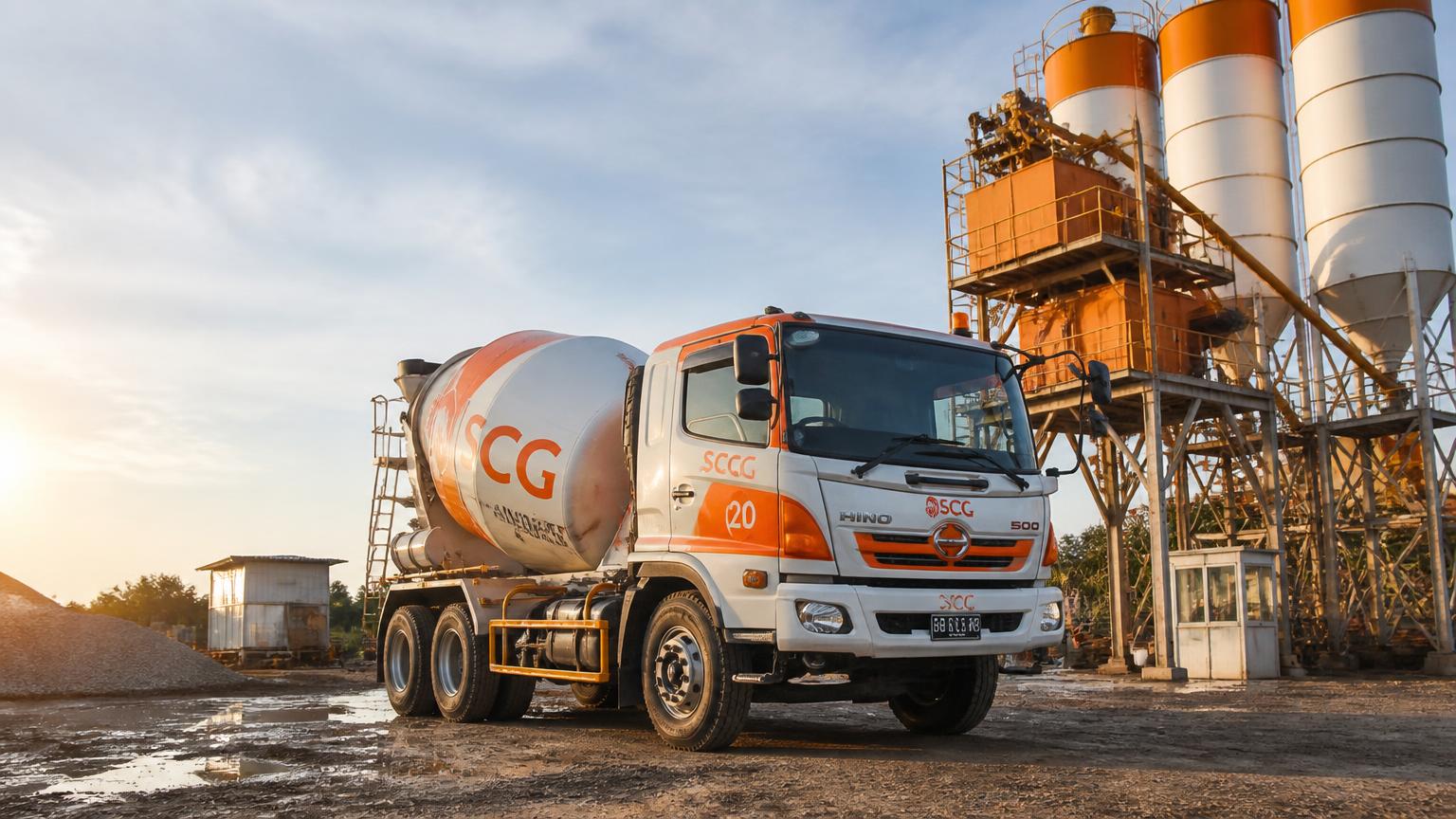 Truck mixer PT Victory Utama Beton mengangkut beton readymix di batching plant Kapuas Kalimantan Tengah